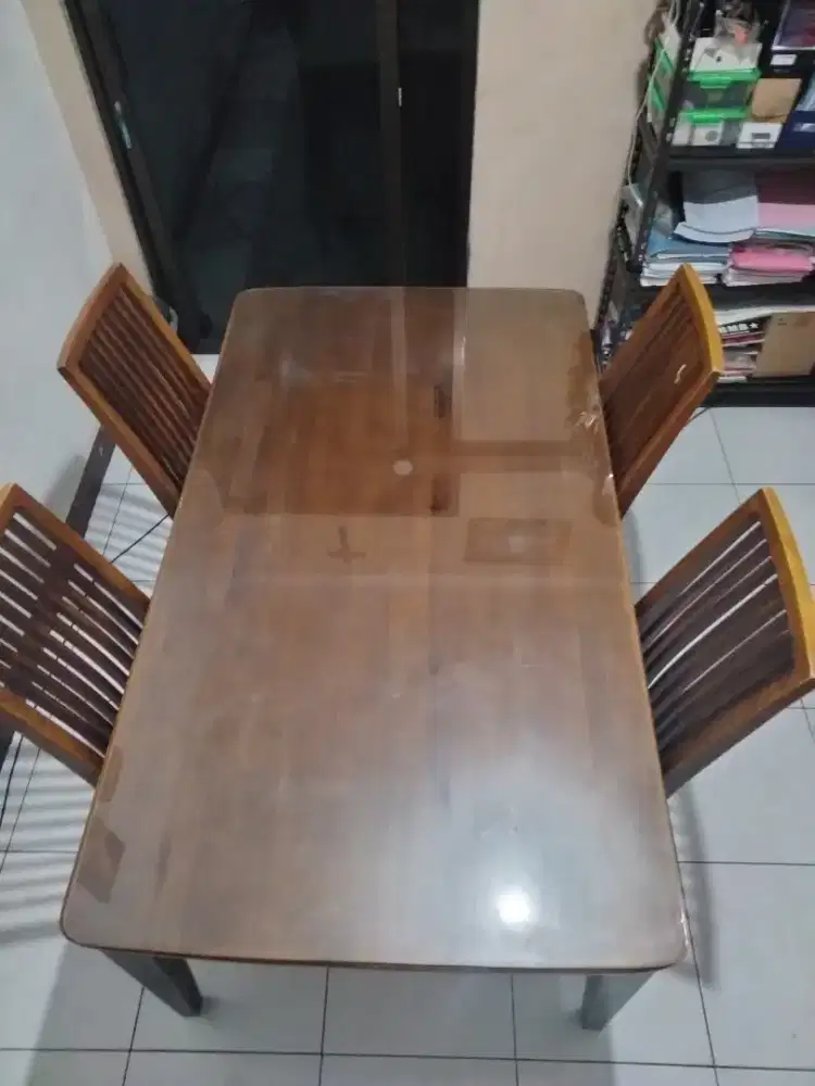 Meja makan kayu lapis kaca