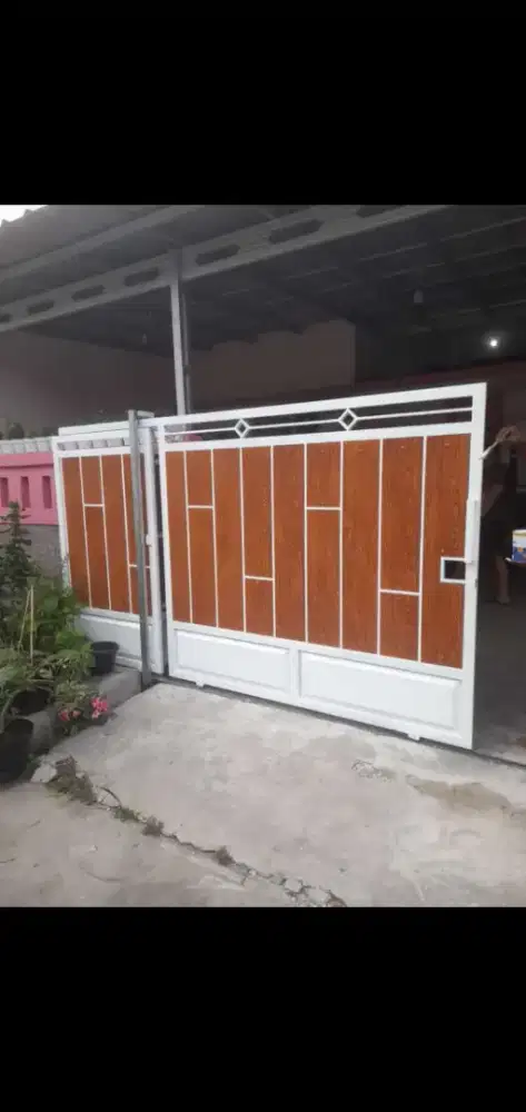 Pintu dorong motif kayu