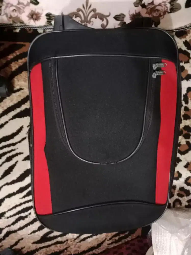 Koper warna hitam merah