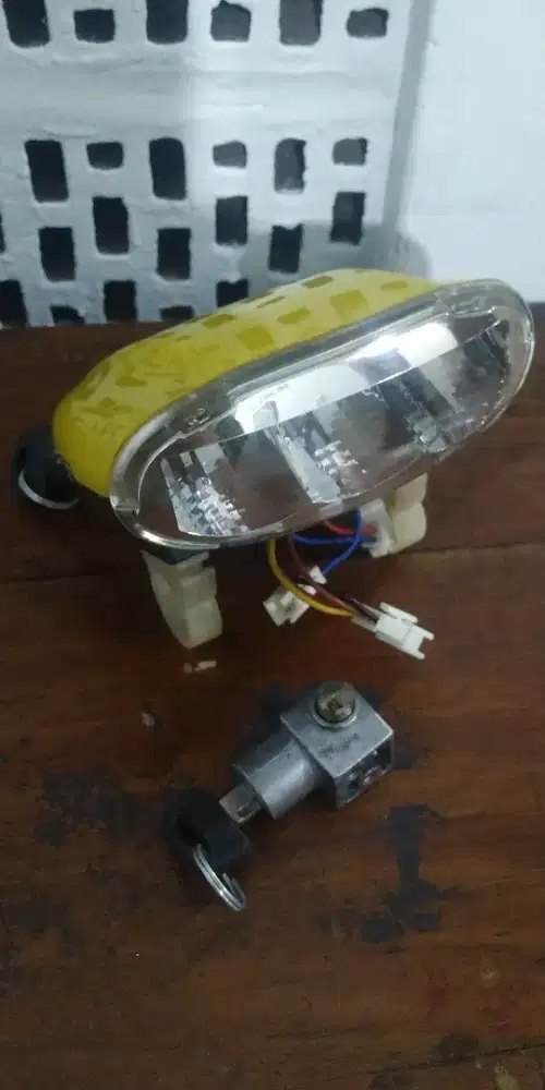 Seli Butterfly Lampu dan Kunci