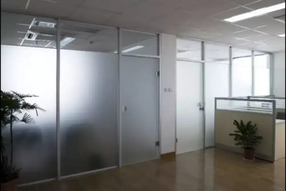 Pasang stiker sanblas kaca film sesuai kebutuhan ruangan