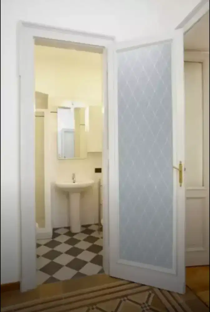 Kaca kamar mandi berhiaskan stiker sanblas dan kaca film