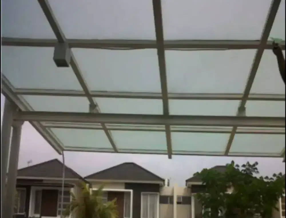 Atap kaca lapisi stiker sanblas kaca film agar tak terasa panas