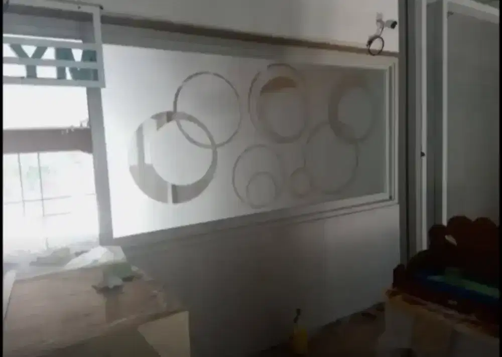 Stiker sanblas dan kaca film bikin kantor jadi adem