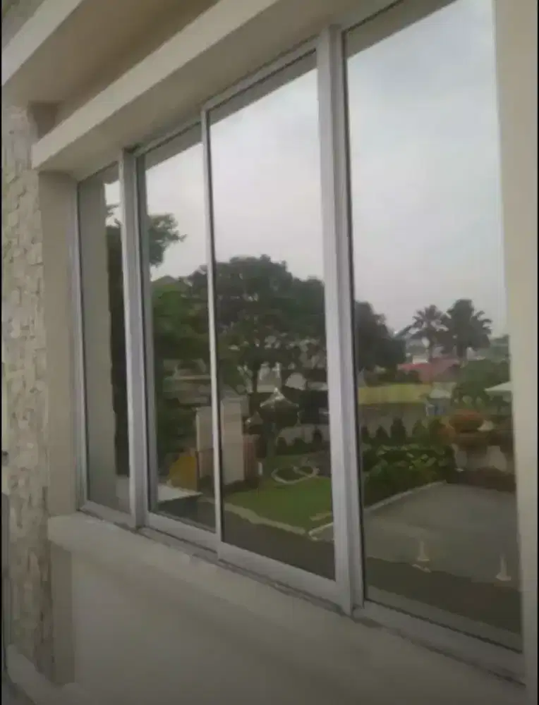 Stiker sanblas polos motif dan kaca film hitam silver