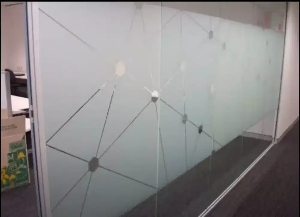 Pasang stiker sanblas kaca film komplit untuk kantor