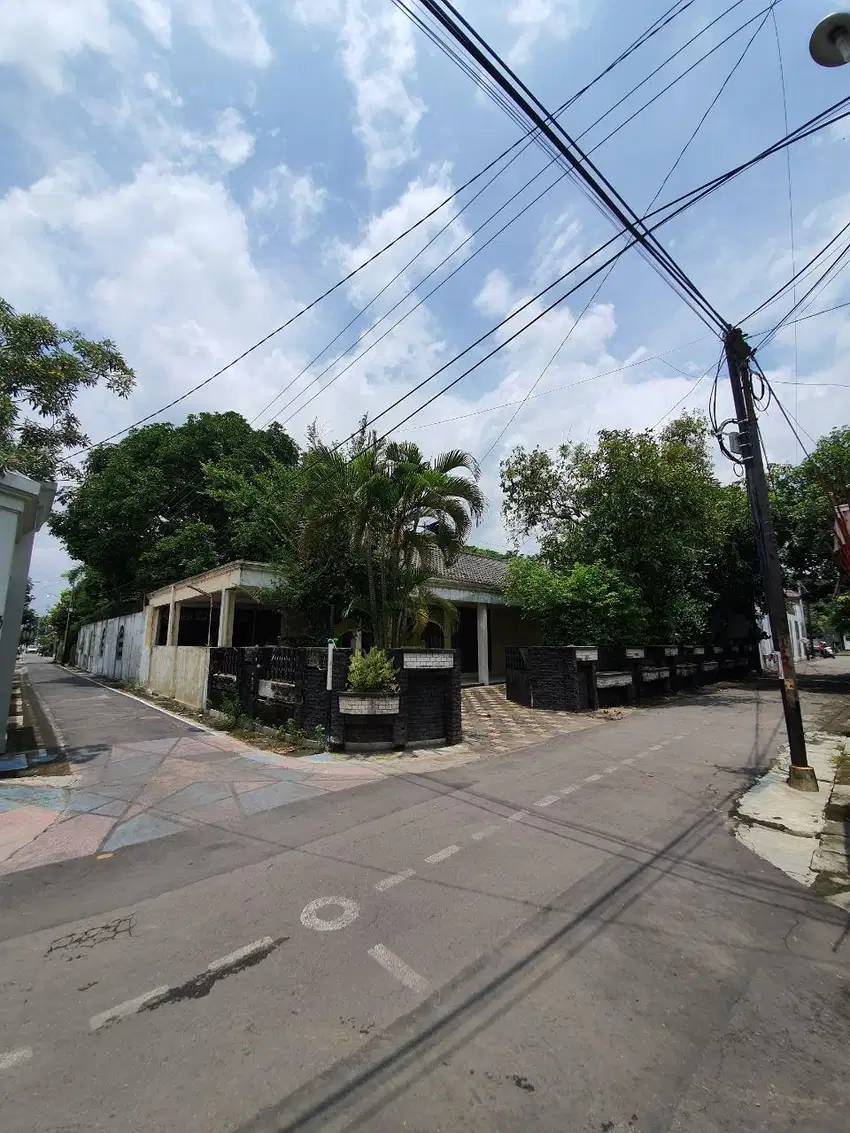 Rumah bagus luas, mewah pada zamannya, dekat jalan slamet riyadi solo