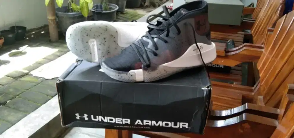 Sepatu UNDER ARMOUR
