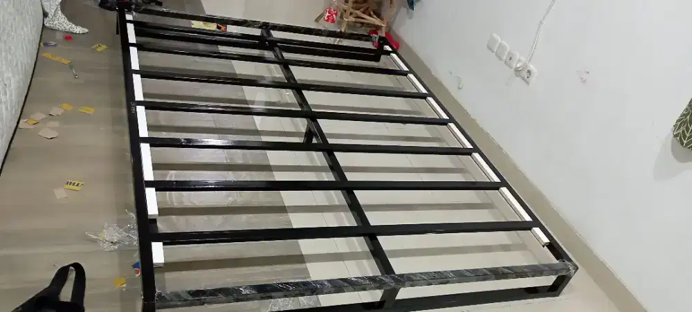 Ranjang besi/stand kasur/divan besi