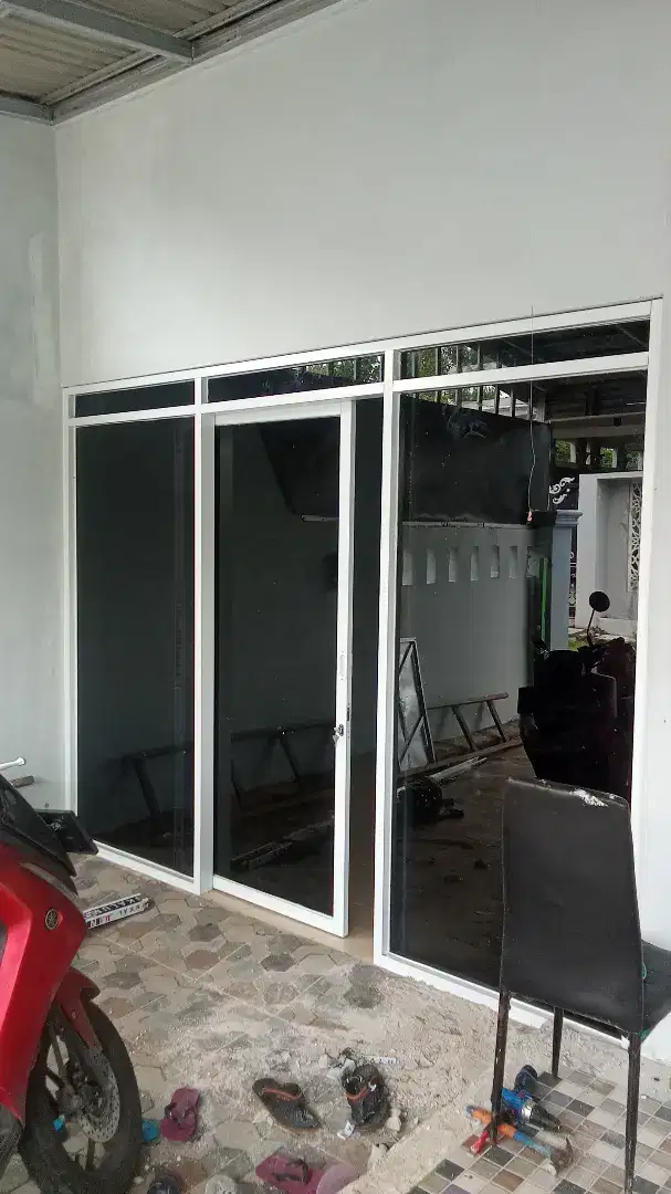 pintu partisi kaca almanium dan menerima perbaikan