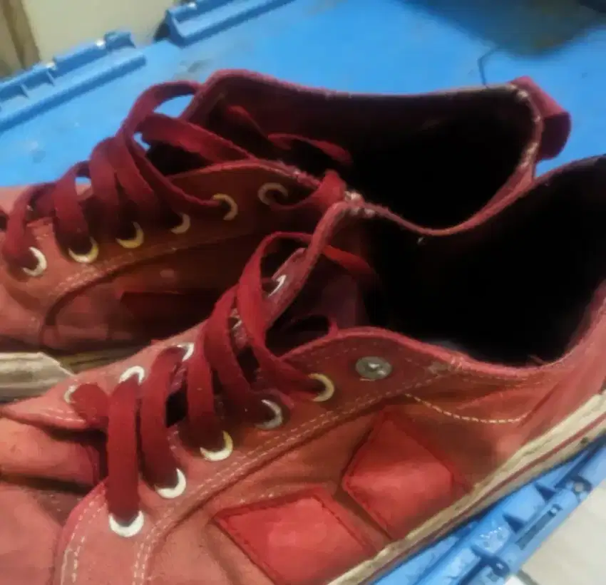 Sepatu macbeth merah