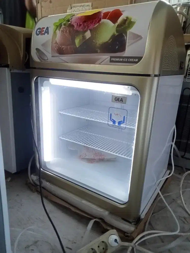 Cuci gudang NEW GEA Top table Glassdoor Freezer LSD-86 Garansi