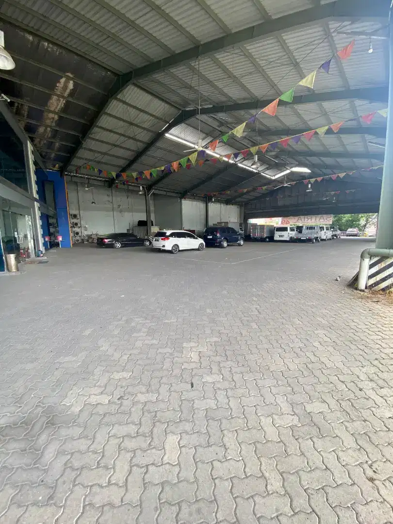 (TERSEWA) Tanah dan Bangunan Gedung Komersial Showroom Mobil Meruya