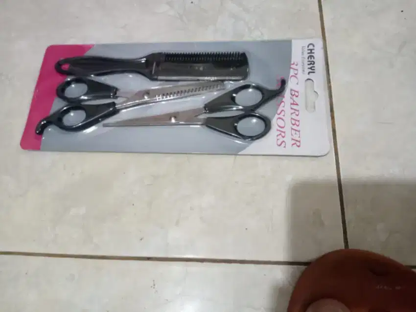 Gunting rambut untuk salon msh baru