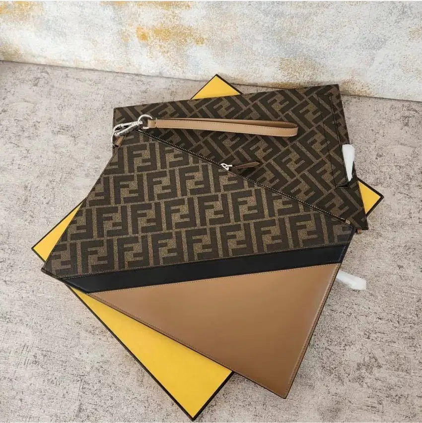 LIKE NEW FENDI Pouch and 100% Authentic. Barang merupakan Kado.