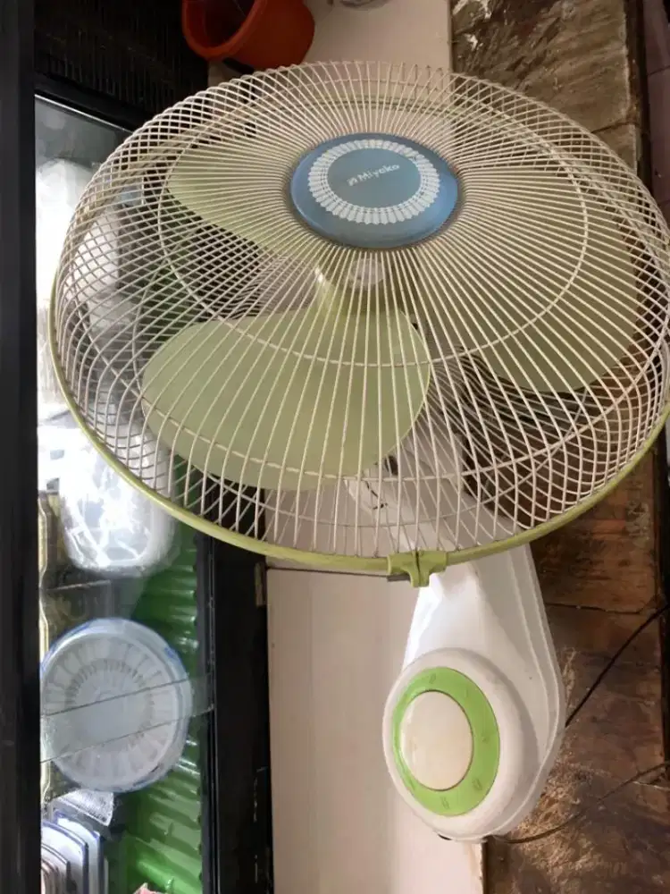 Jual kipas angin mereknya Miyako, kondisi masih mulus & bagus.