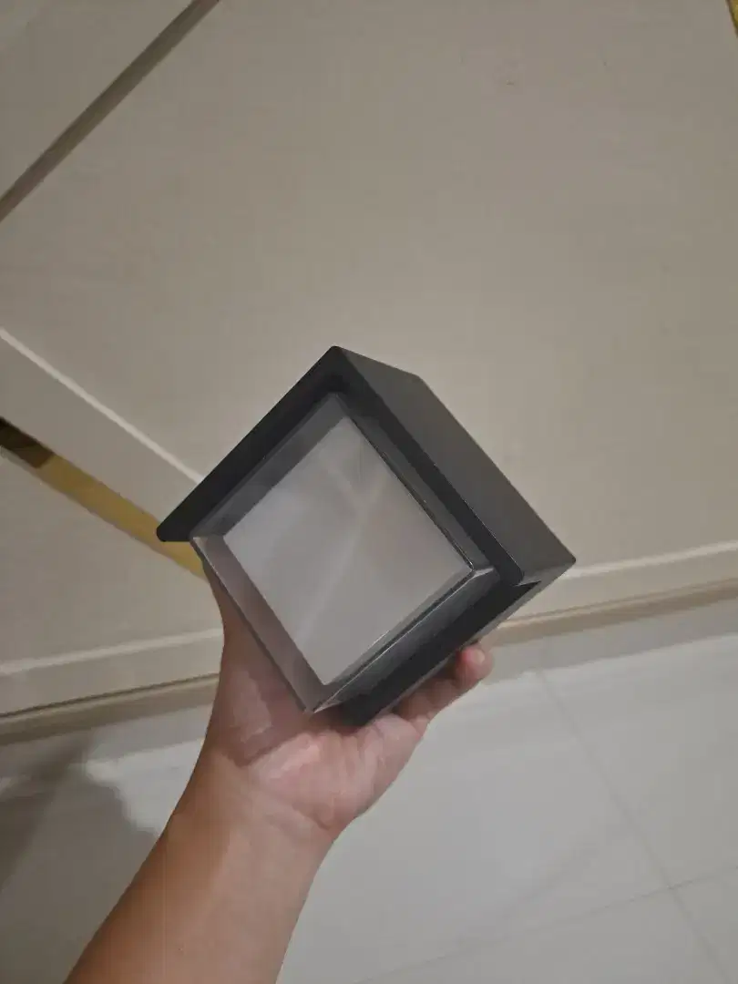 1 unit Lampu dinding Waterproof 5w besi outdoor bekas seperti baru
