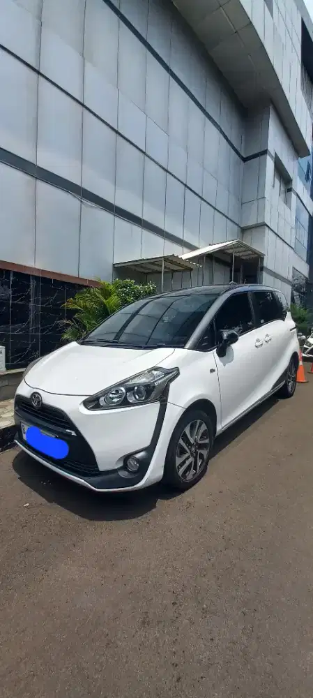 Jual santai Sienta V manual 2017 (Low Kilometer)