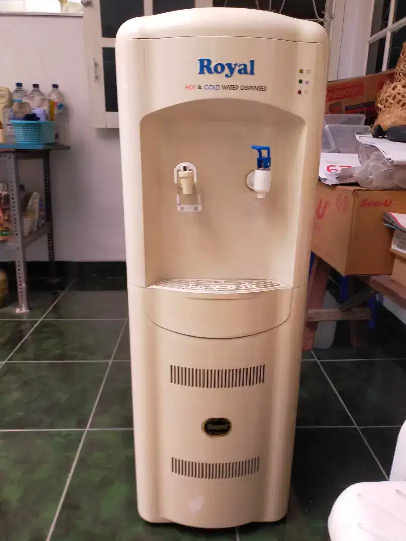Dispenser galon atas panas dingin