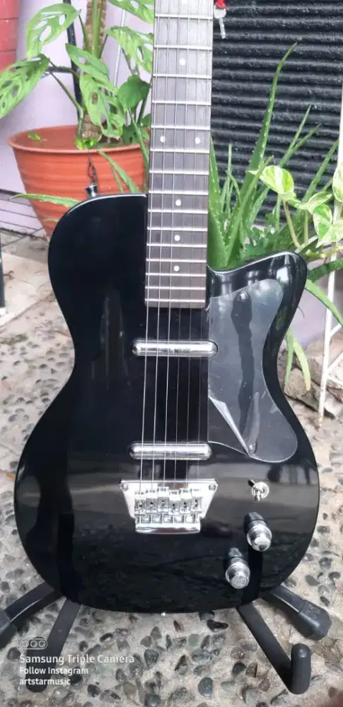 Silvertone 1303 U2 re issue guitar