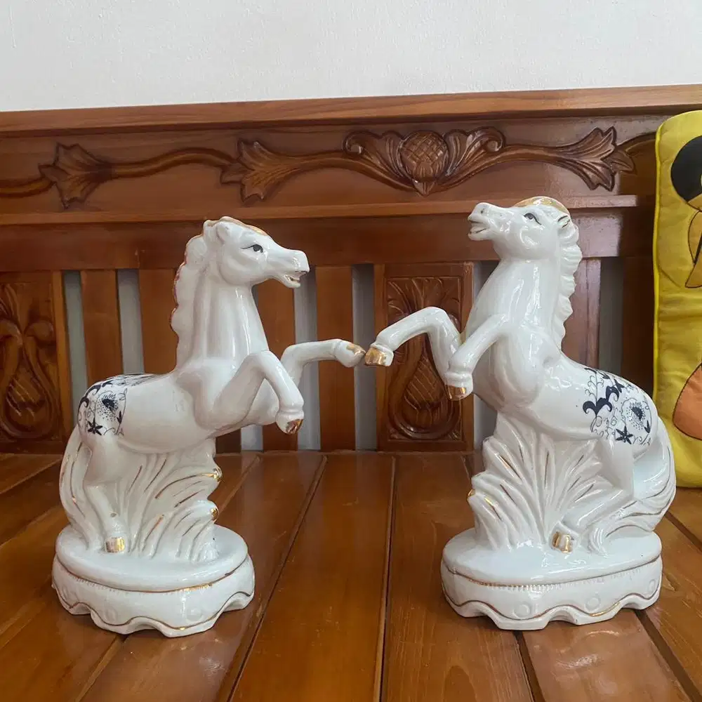 PATUNG KUDA SEPASANG PUTIH