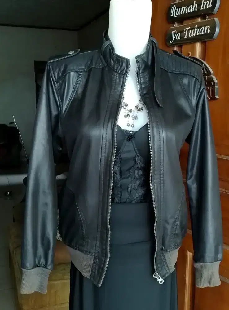 Jaket kulit sintetis wanita M