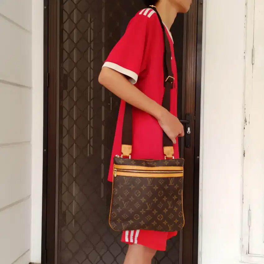 Tas selempang LV pochette bosphore monogram