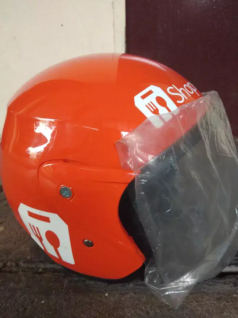 Helm warna oranye baru