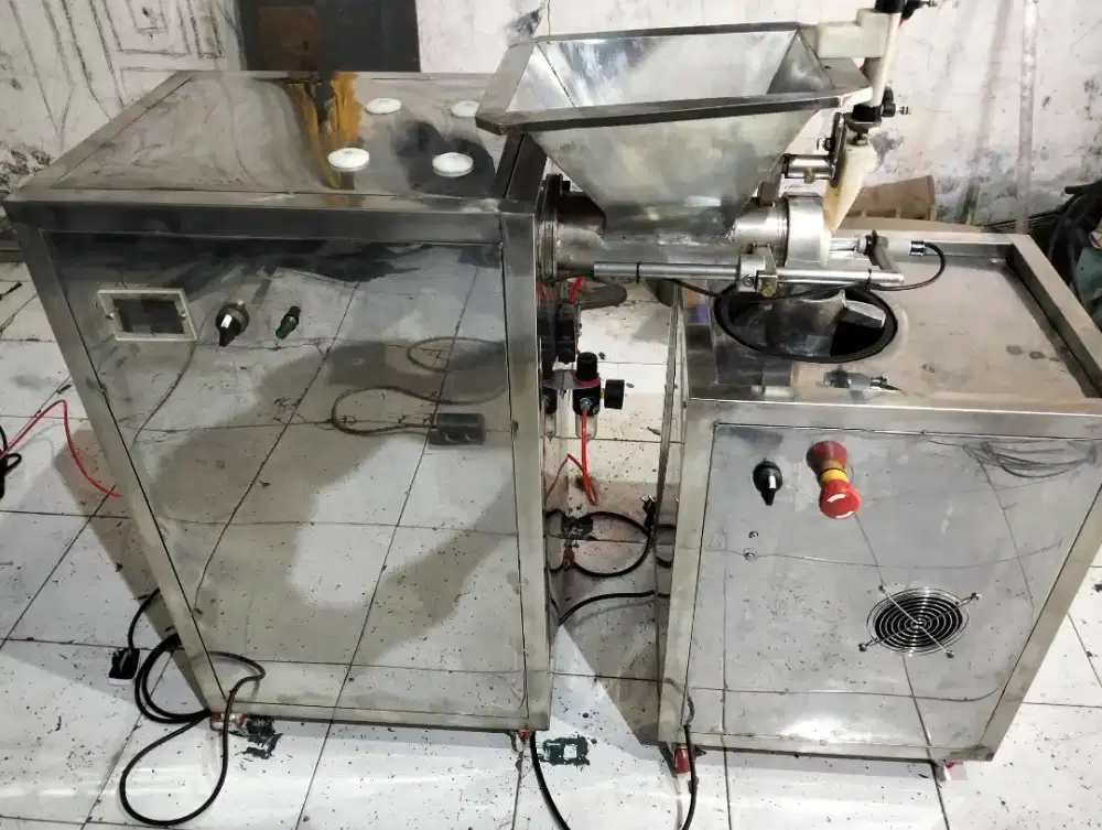 Mesin pembagi dan pembulat adonan