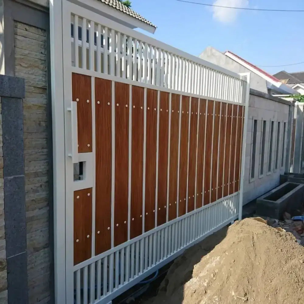 Pintu pagar motif kayu