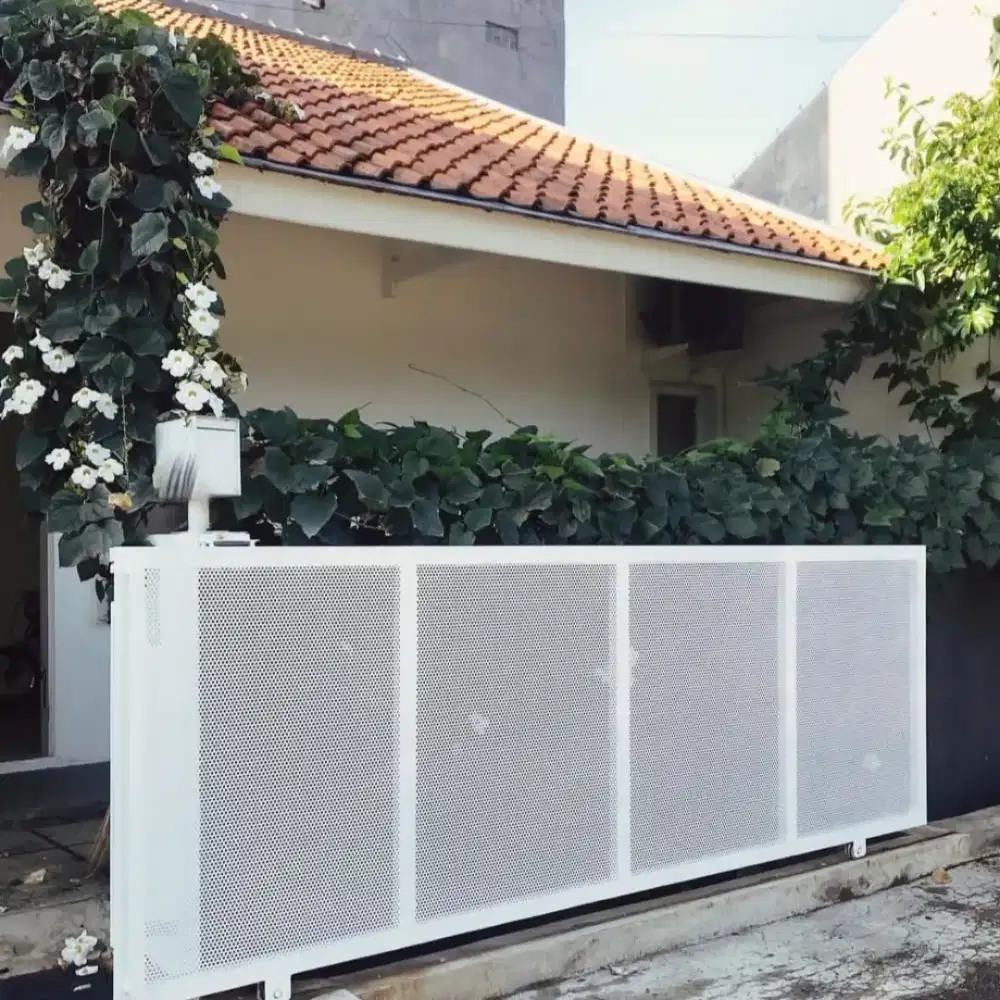 Pagar besi perfortade