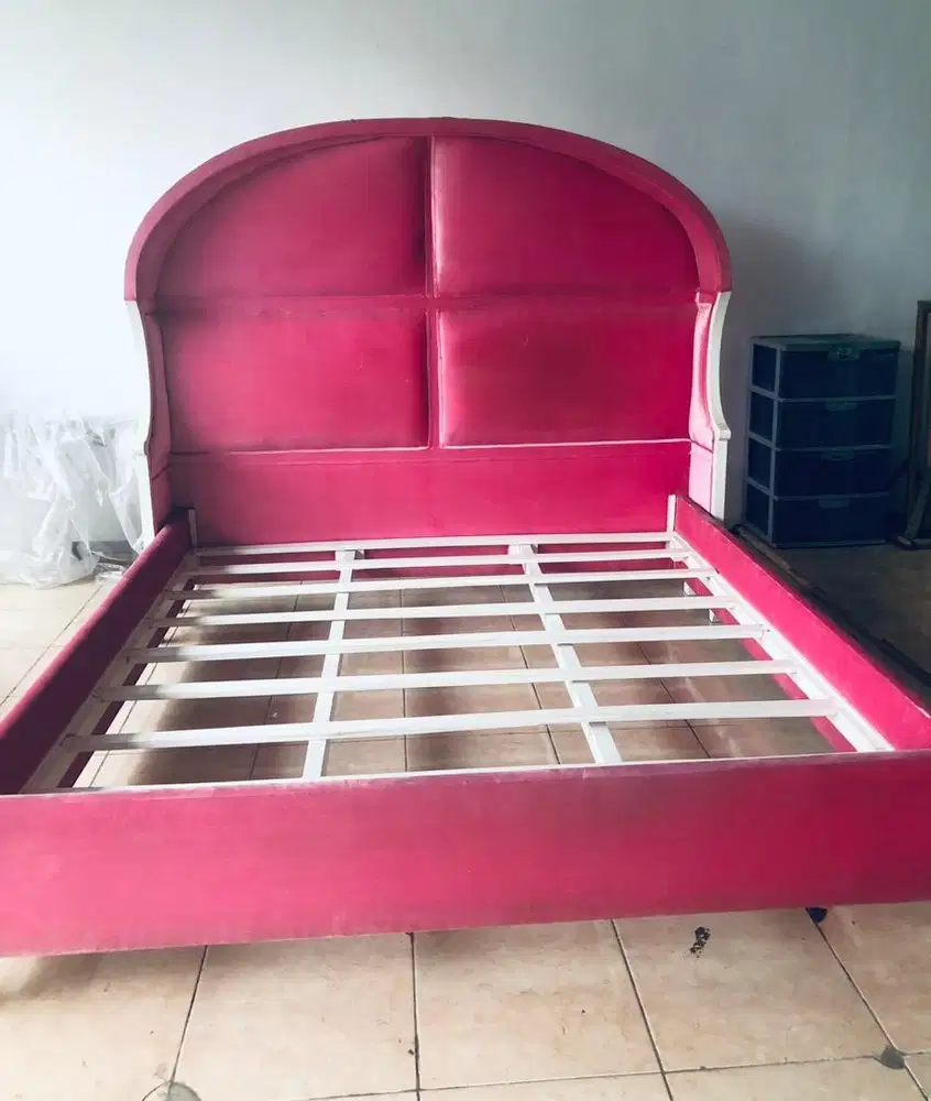 Dijual Dipan Bahan Kayu Dilapisi Beludru Pink Ukuran 185 cm