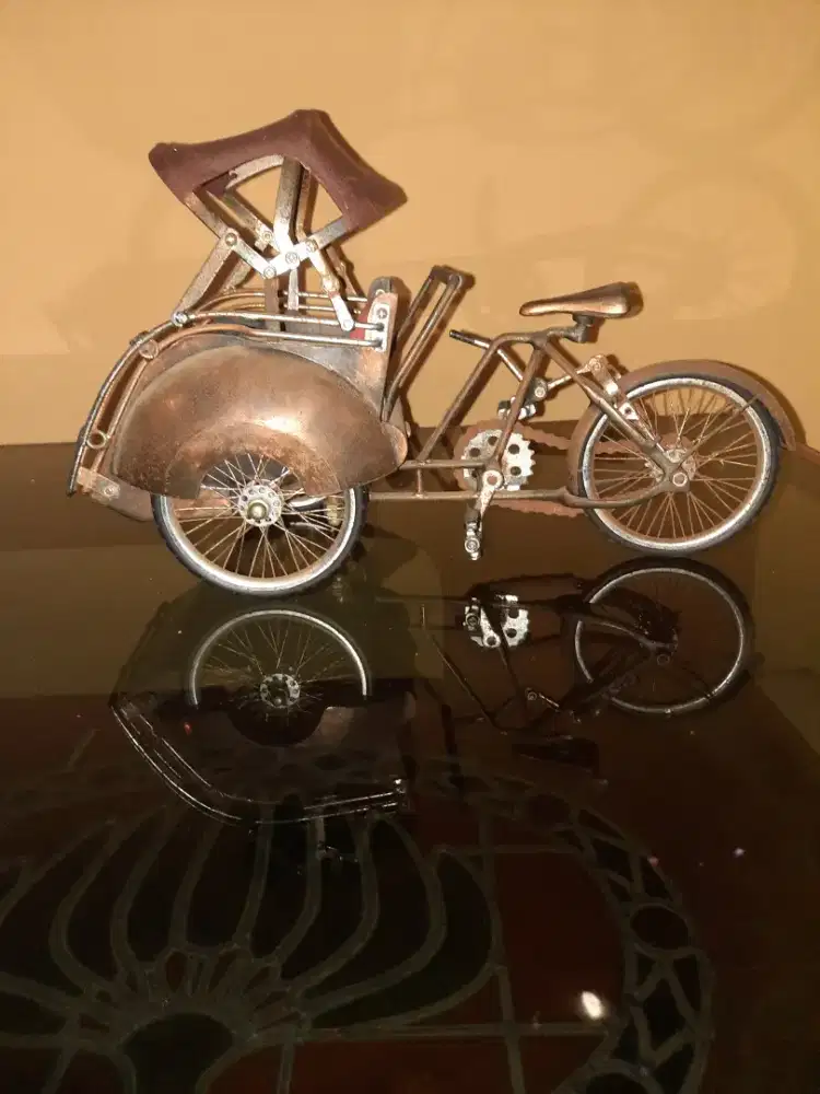 Sepeda dan becak pajangan