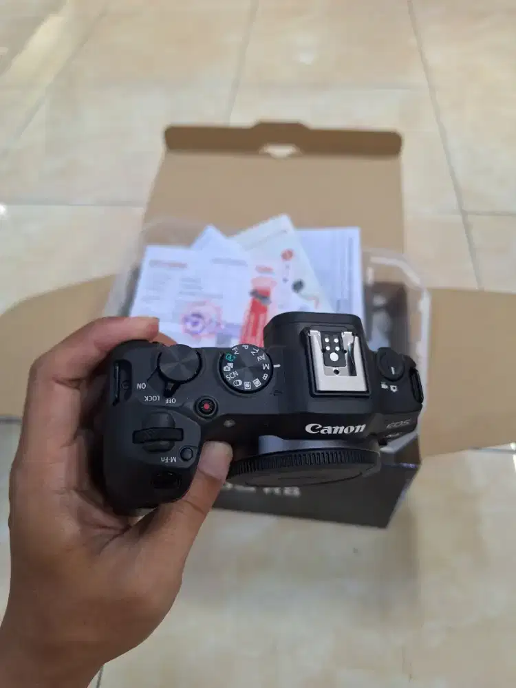 Canon EOS R8 body only like new