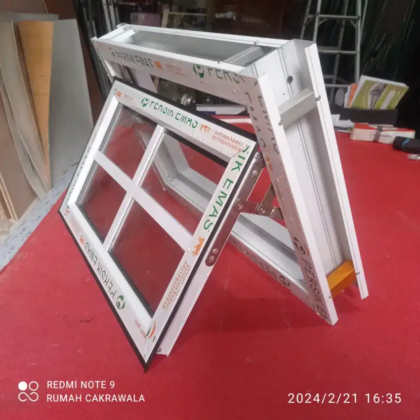 Jendela aluminium kotak-kotak 60x40 engsel casement