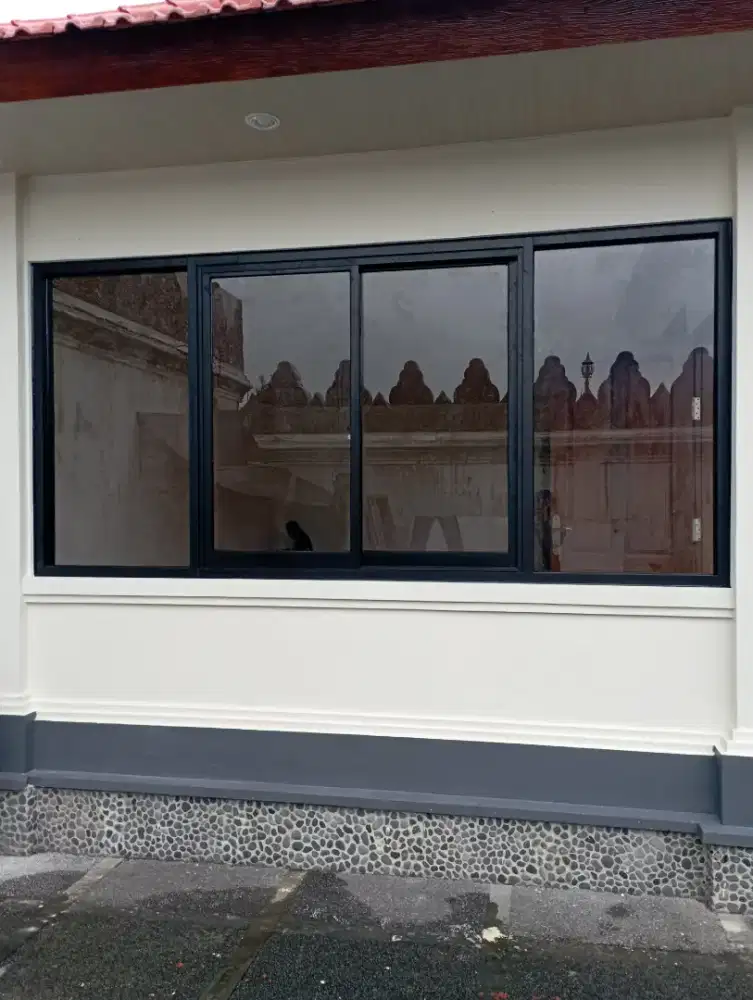 Pasang pintu kaca dan jendela perumahan
