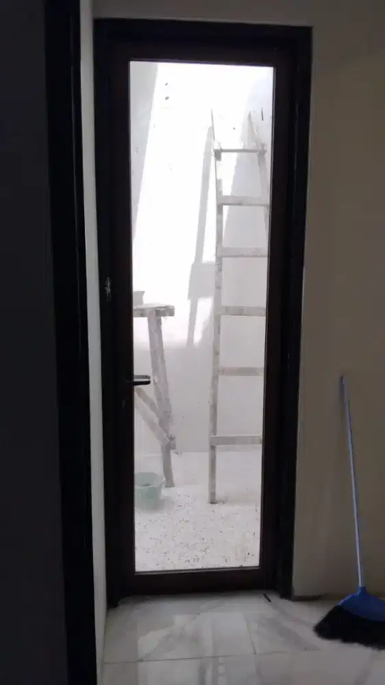 Pintu alumunium kaca