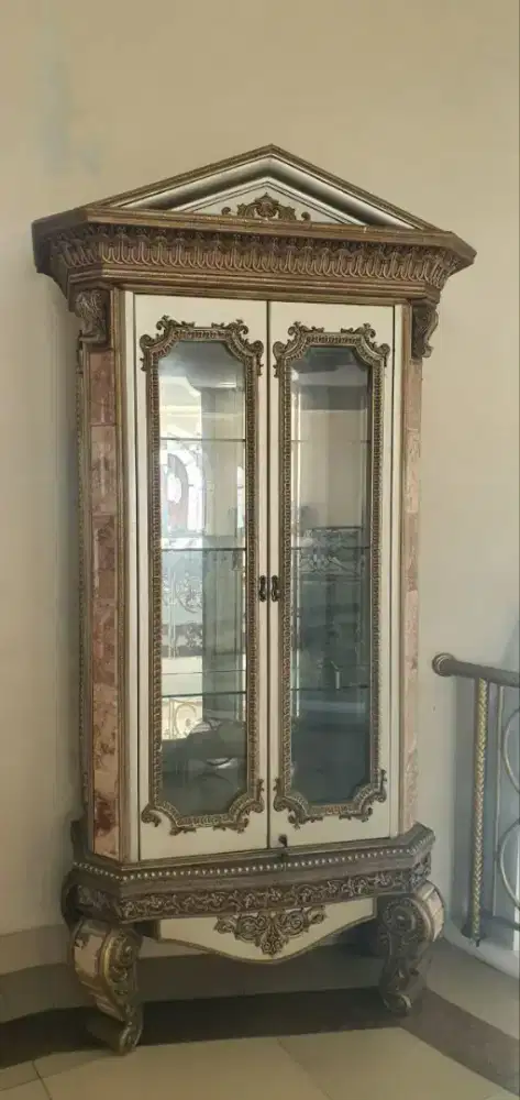 Lemari Pajangan Hias