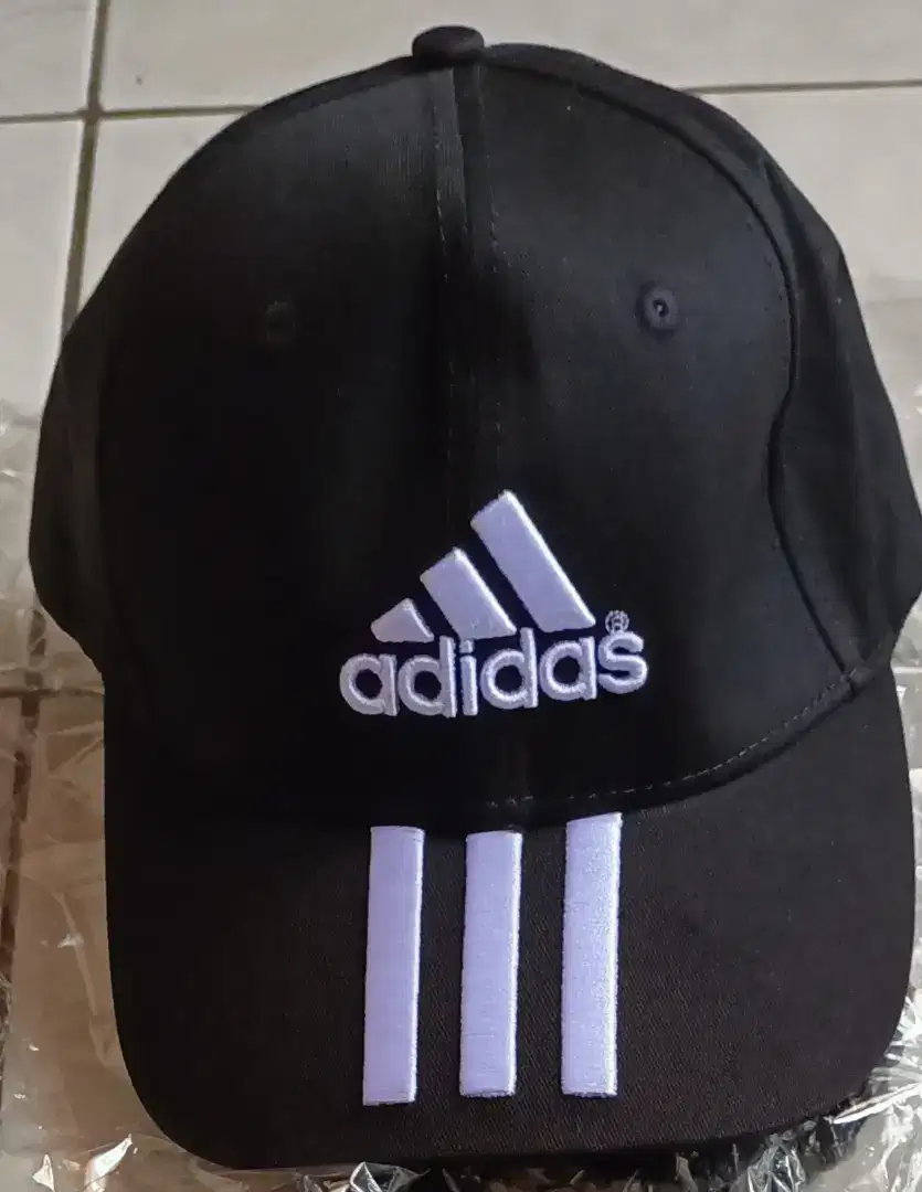 Dijual Topi ADIDAS ORIGINAL..Masih baru, harga nego..Terimakasih OLX