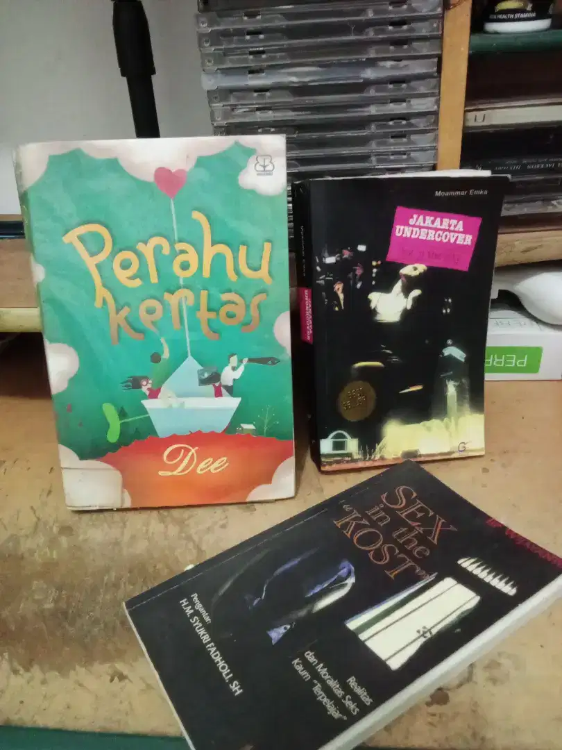 Buku best seller jakarta under ground dan perahu kertas