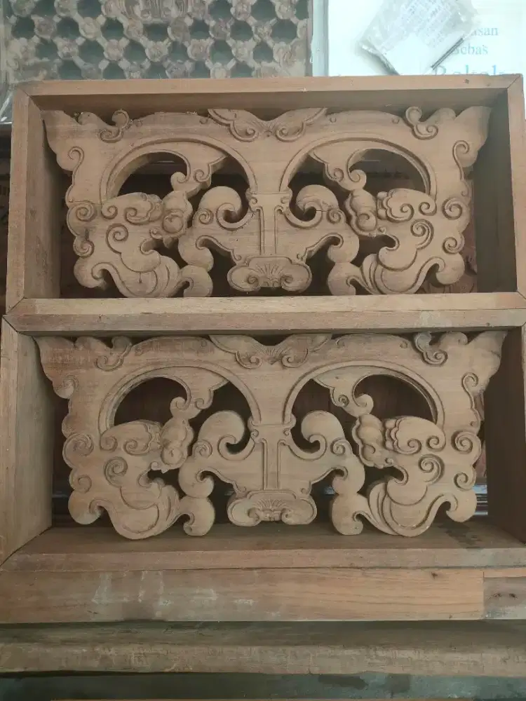 Lubang angin kayu jati utuh dan tua