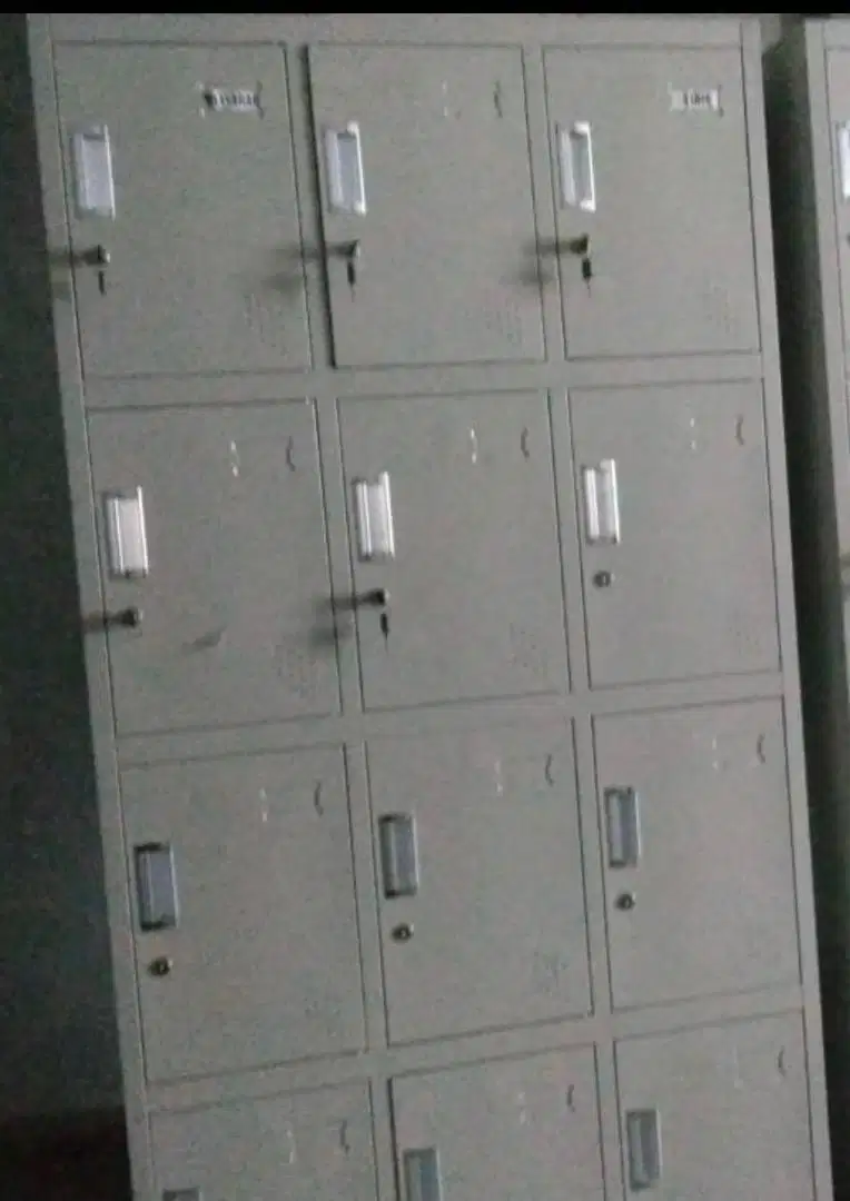 Lemari locker besi