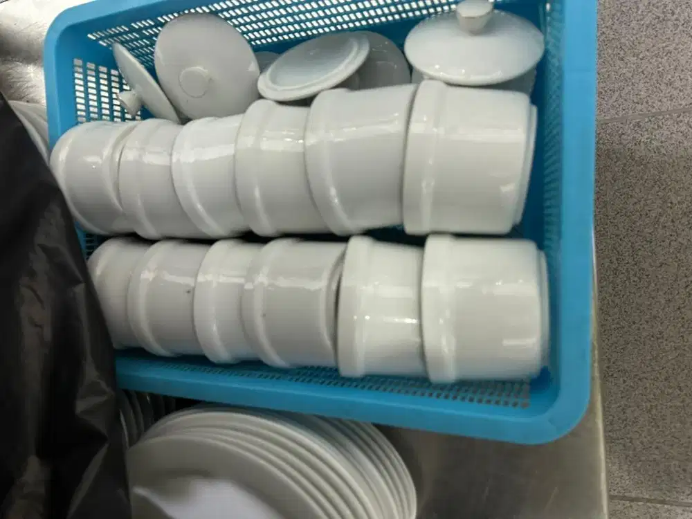 Piring jualan keramik,sendok, gelas ,dll