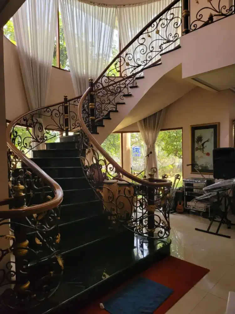 RUMAH MEWAH YANG MENYATU DENGAN ALAM  sayap Setiabudi