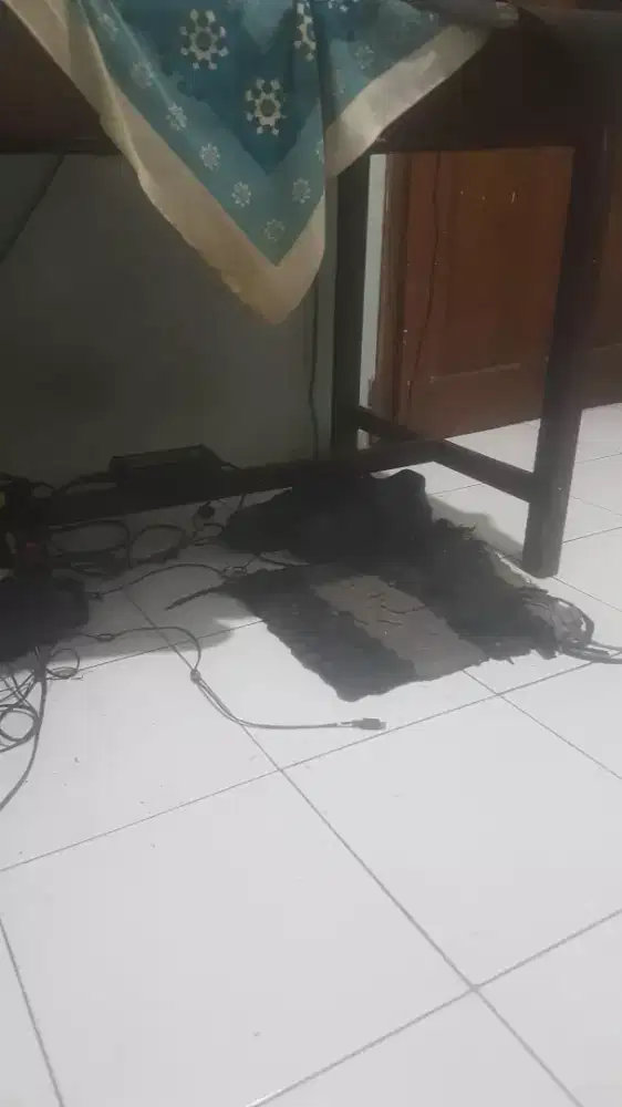 Uniqlo meja kayu kuno