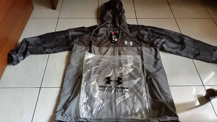 Dijual Jaket UNDER ARMOUR, baru, ukuran size XL, nego..Terimakasih OLX