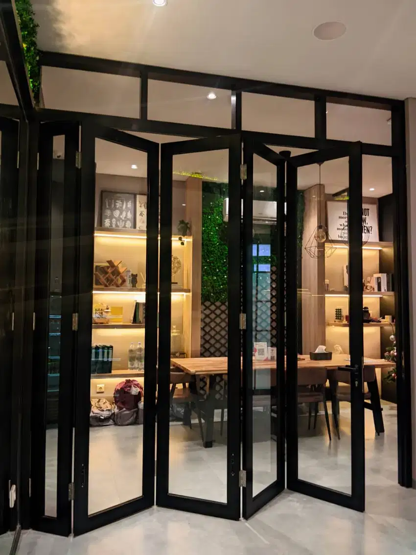 Pintu penyekat aluminium interior rumah keren dan minimalis