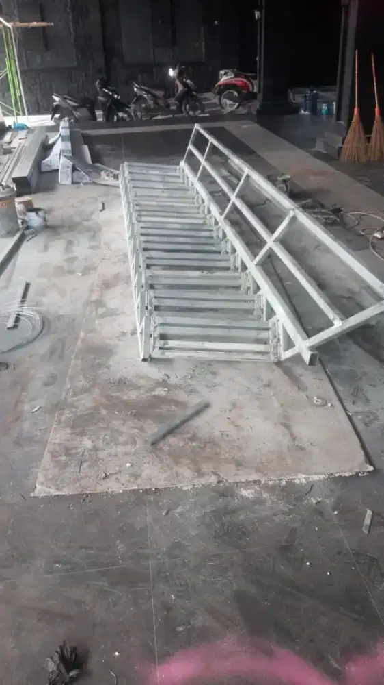 Tukang las listrik panggilan,tukang kayu,tukang batu,dan lain lain