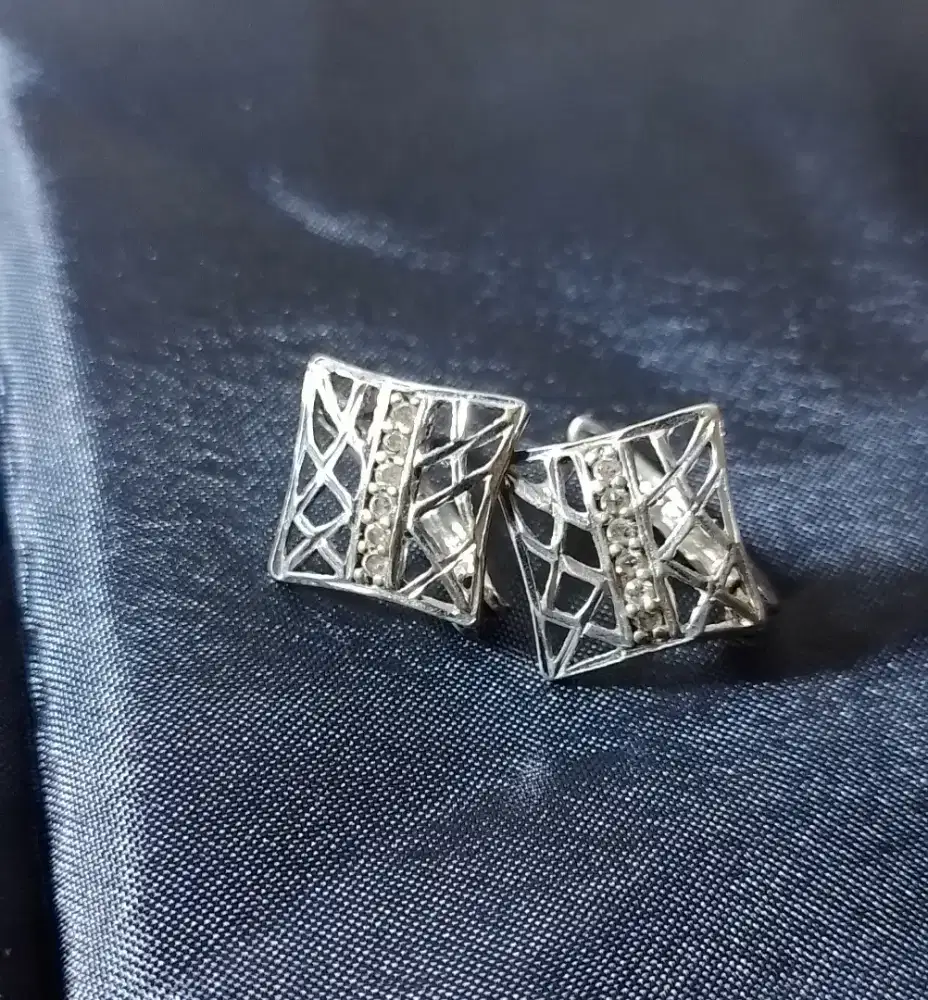 Anting perak wanita motif diamond