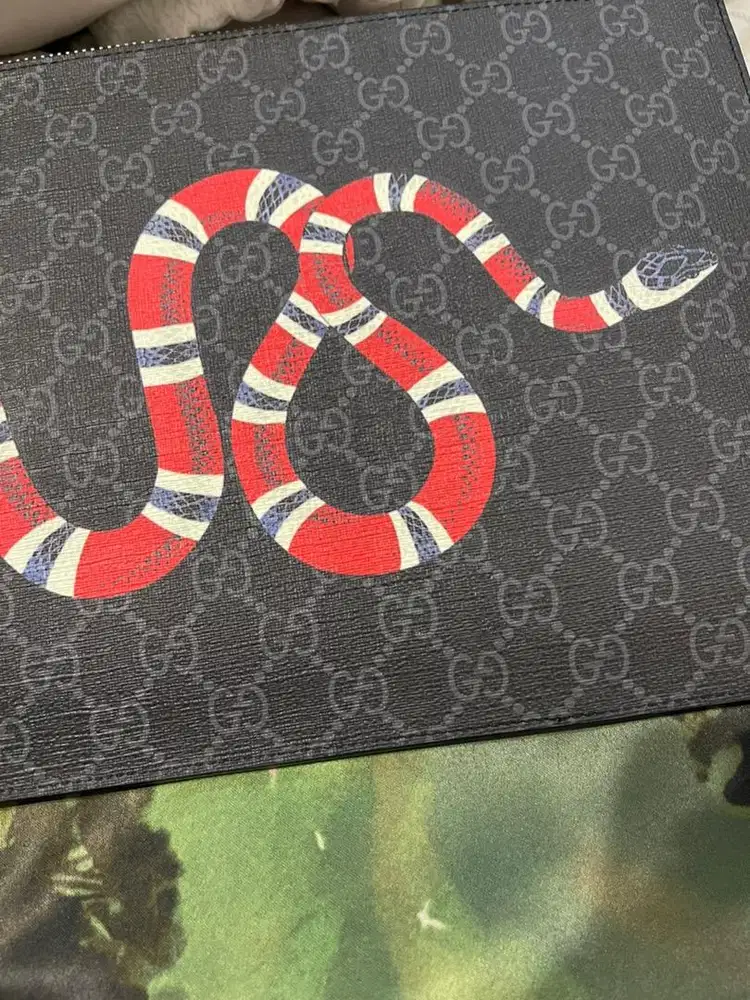 Pouch clutch branded pria